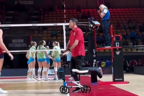 ABD'li koç takımını scooterla yönetti