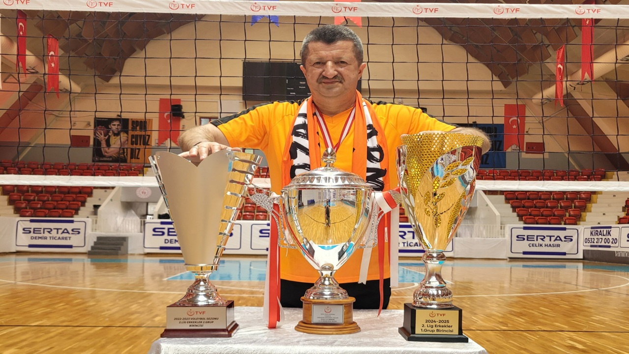 1954 Adanaspor’un Başantrenörü Ömer Bozdoğan oldu