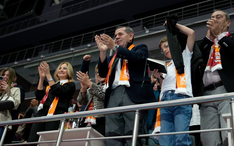 Başkan Dursun Özbek kadın voleybol takımını yalnız bırakmadı
