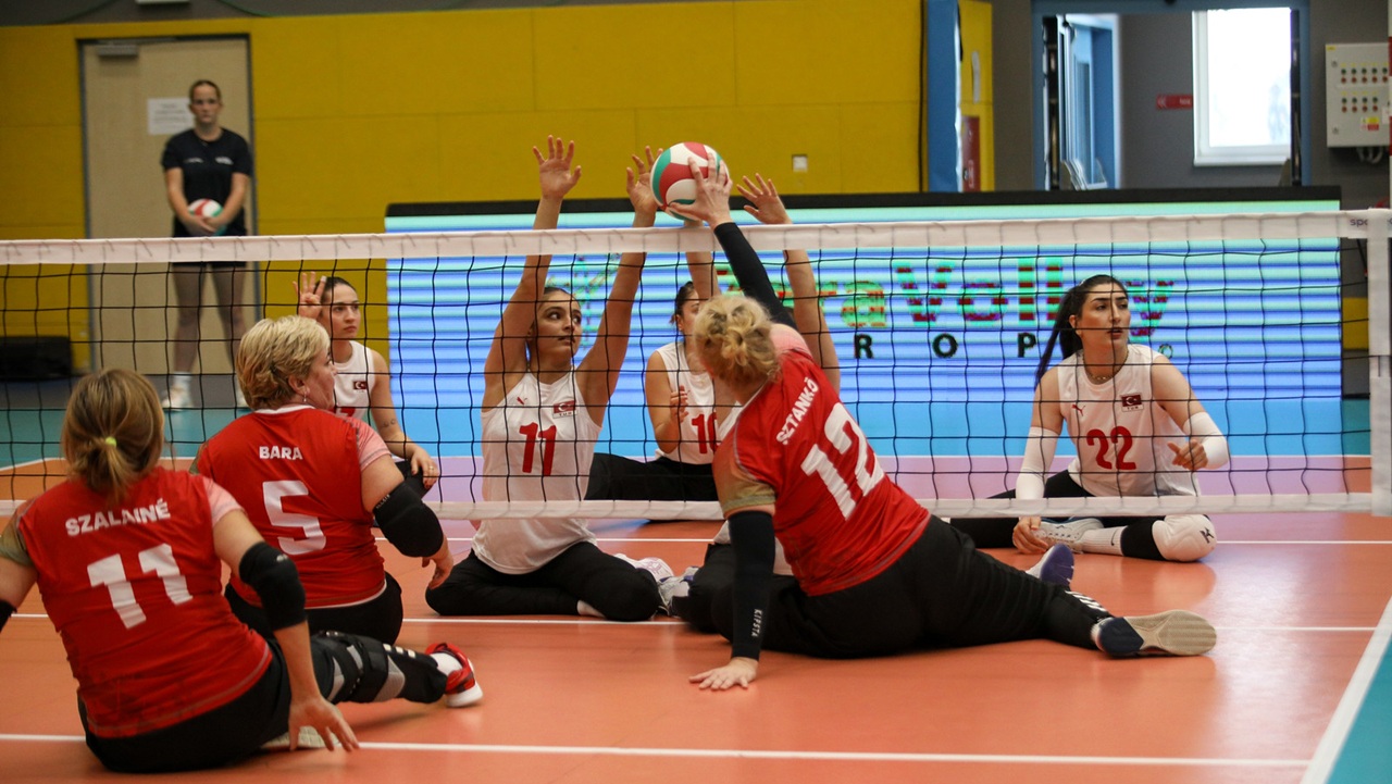 Oturarak Voleybolda bir galibiyet bir yenilgi