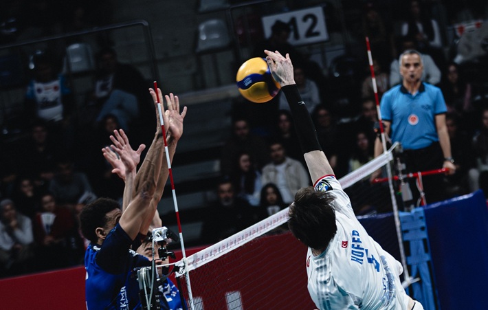 Halkbank evinde hata yapmıyor! Altekma'yı 3-0 devirdiler