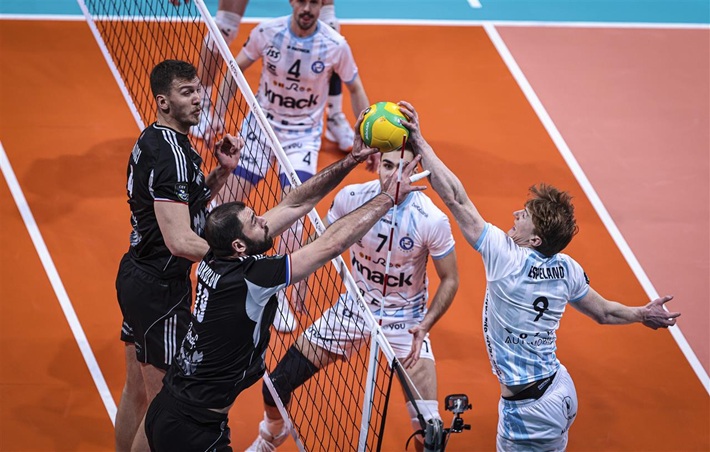 Halkbank öne geçtiği maçta 1 puana razı oldu