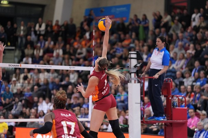 Galatasaray CEV Cup  Dörtlü Final ilk maçında Paris'i 3-2 yendi