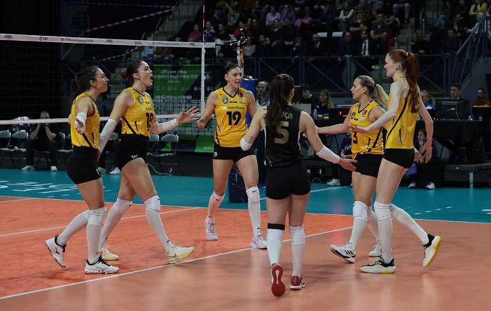 Lider VakıfBank Fenerbahçe'yi 3-1 yendi zirvede farkı açtı