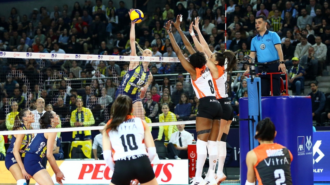 Fenerbahçe'yi 3-1 yenen Eczacıbaşı Dynavit finalde VakıfBank'ın Rakibi Oldu