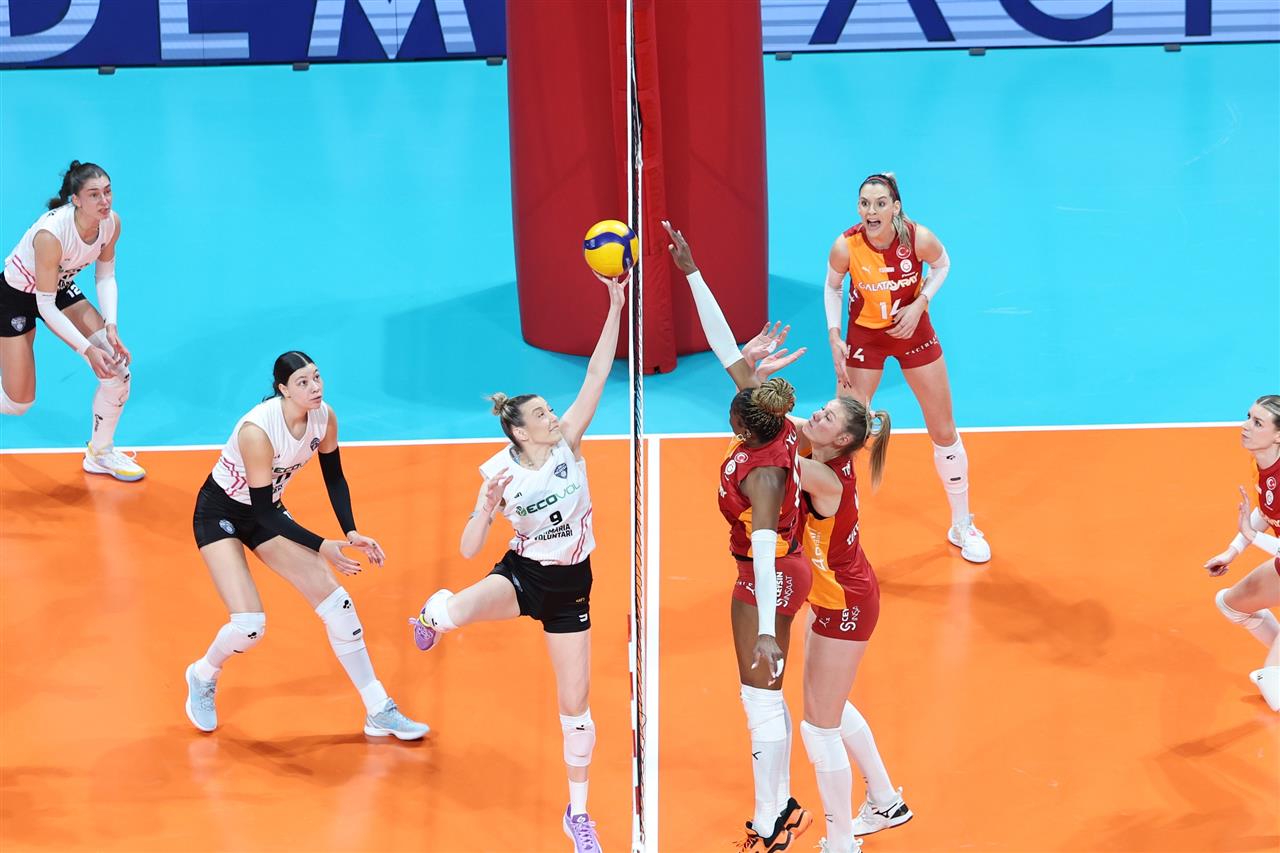 Galatasaray Voluntari'ye set vermedi Final'e bir adım daha yaklaştı