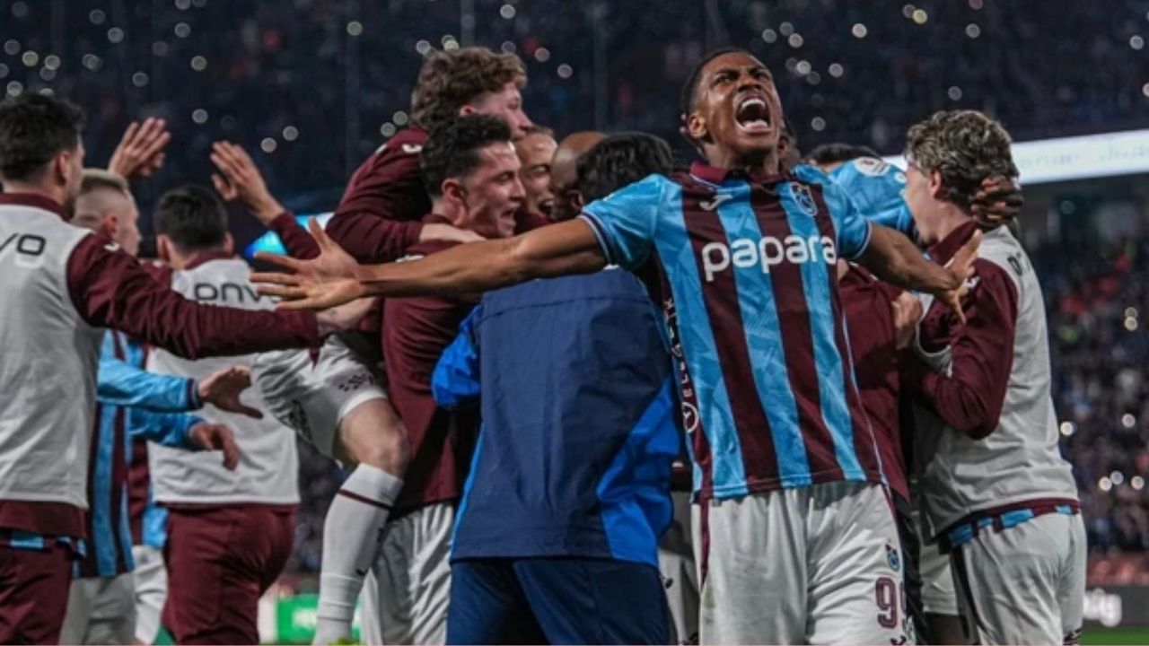 Trabzonspor Galatasaray'ı 2-1 mağlup ederek şampiyonluğa tutundu