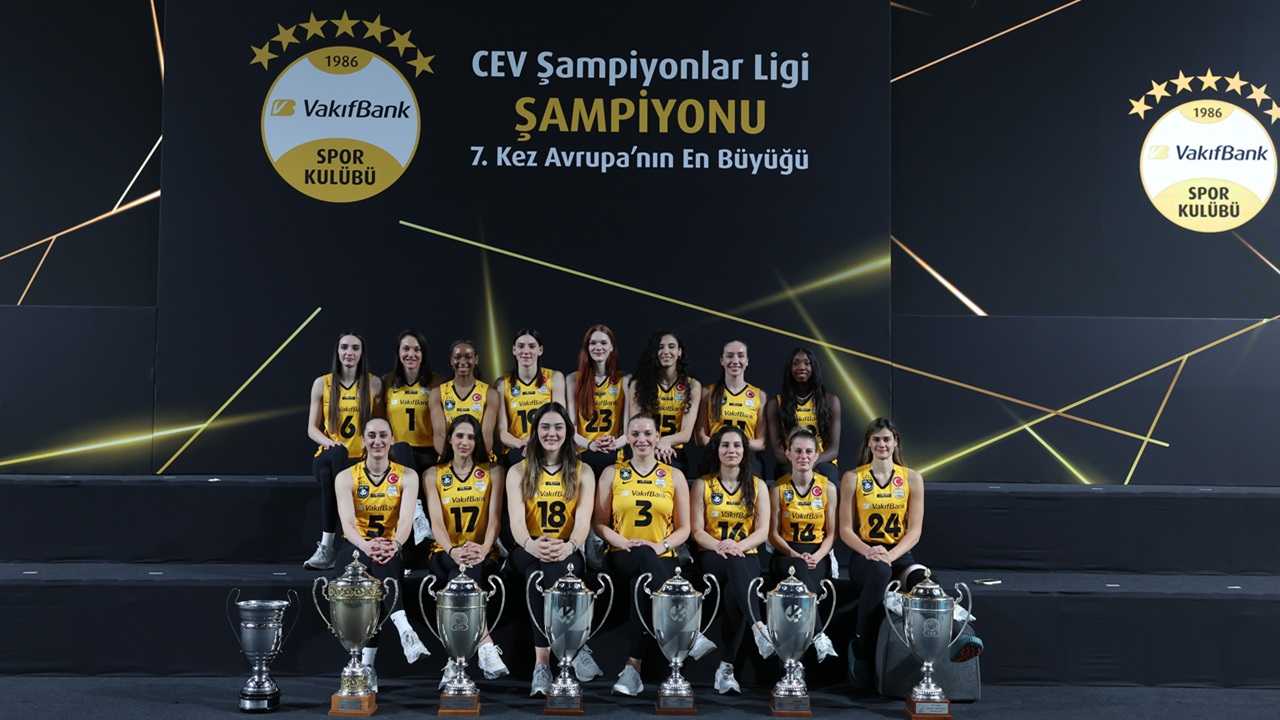 VakıfBank sezonu 3 kupa ve 7. yıldızla tamamladı