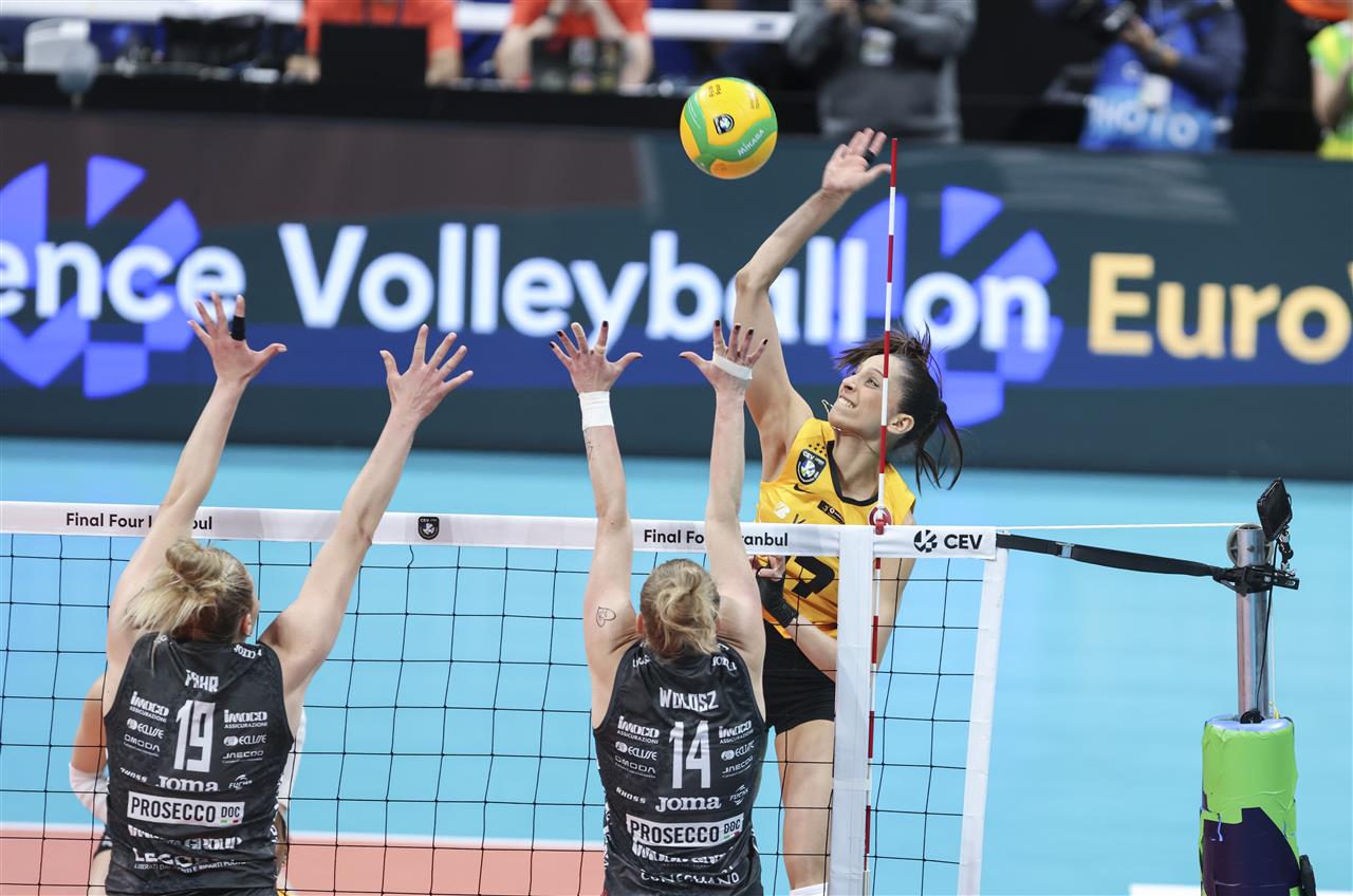 VakıfBank Imoco'yu muhteşem bir geri dönüşle yendi final yükseldi