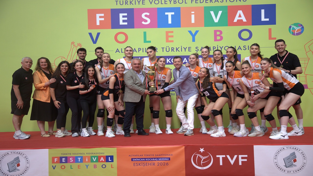 Eczacıbaşı Yıldız Kız Takımı Namağlup Türkiye Şampiyonu