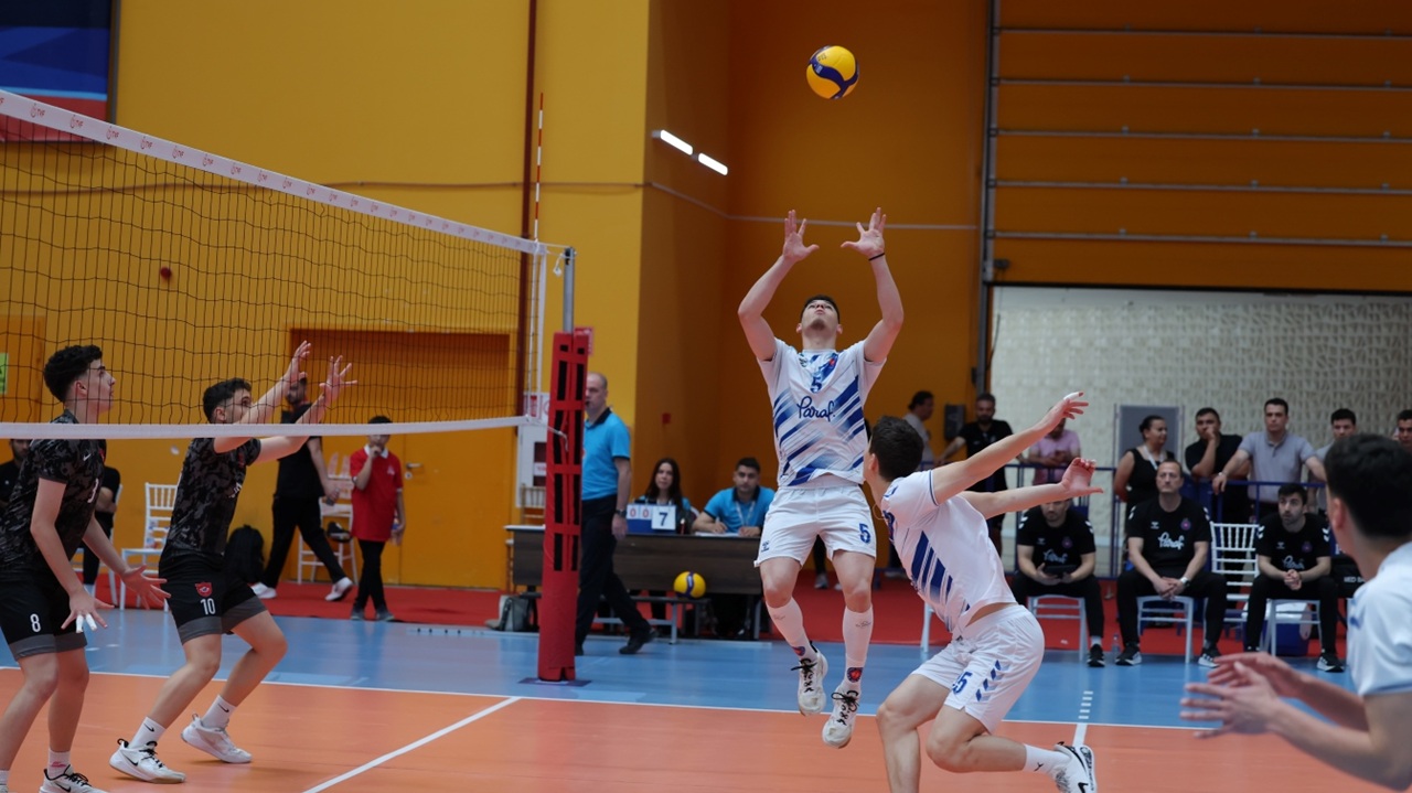 Eskişehir'de Voleybol Şöleni: Yıldızlar Türkiye Şampiyonası'nda 2 . Gün Tamamlandı