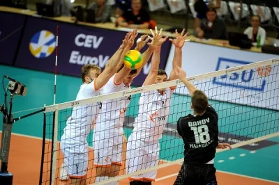 Halkbank kayaya çarptı