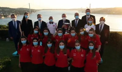 Cumhurbaşkanı Erdoğan, Avrupa Şampiyonu olan Türkiye U19 Millî Takımı’nı kabul etti