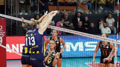 VakıfBank, Fenerbahçe'yi 3-2 yendi
