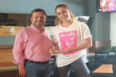 Çağla Salih'e plaket