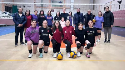 Hanikoğlu çifti Hopa Voleybol Kulübü antrenmanını ziyaret etti