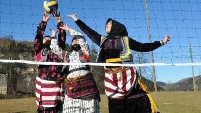 Evinin Sultanları, 'Ağasar' kıyafetleriyle voleybol turnuvasında