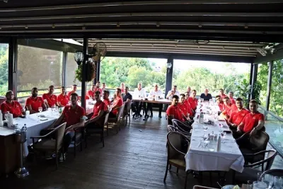 Başkan Üstündağ'dan Efeler'e moral yemeği