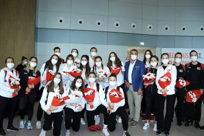 Avrupa İkincisi Filenin Prensesleri Yurda Döndü