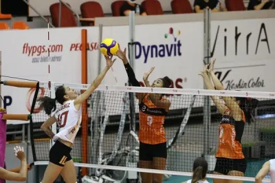 Cim Bom hazırlık maçında Eczacıbaşı VitrA'yı 3-2 yendi