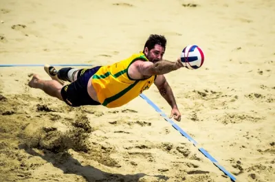 Geçirdiği iş kazası O'nu Plaj Voleybolundan Koparamadı