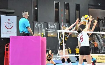 VakıfBank 9. galibiyetini derbi maçında aldı