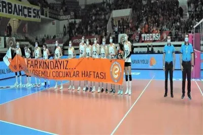 Derbi maçına maske ile çıktılar