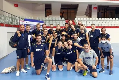 Sarı Melekler derbi öncesi Vargas'ın doğum günü kutladı
