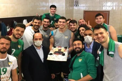 Galatasaray maçı öncesi Krauchuk'a doğum günü pastası kestiler