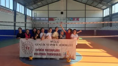 Fethiye'de Her Perşembe Evimin Sultanları Projesi ile voleybol oynuyorlar