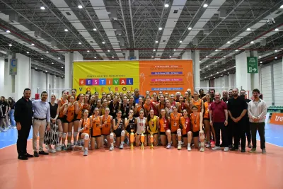 VakıfBank'ı 3-2 yenen Eczacıbaşı Şampiyon oldu