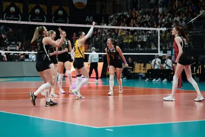 Eczacıbaşı Dynavit'i 2. maçta da yenen VakıfBank ilk finalist oldu
