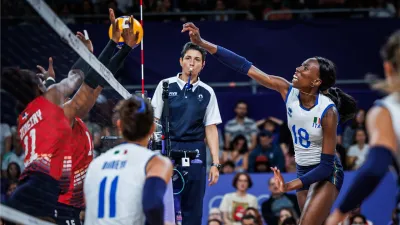 Paris'te Kadınlar Voleybolda Heyecan Başladı