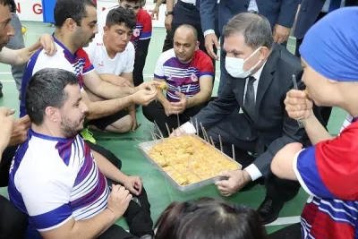 Vali Işık, Şampiyon Oyunculara Kendi Elleriyle Baklava Yedirdi
