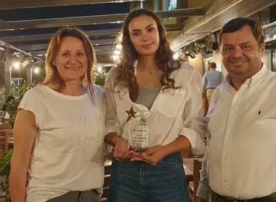 Beren Yeşilırmak'a plaket