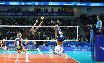 Fenerbahçe VakıfBank'ı 2-0 geriden gelerek yendi kupanın sahibi oldu