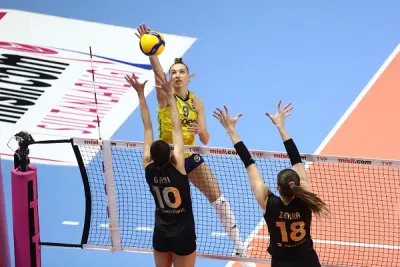 Derbide Fenerbahçe'yi 3-1 yenen VakıfBank liderlik koltuğuna oturdu