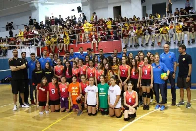 Arkas Spor iki okulda gençlerle bir araya geldi