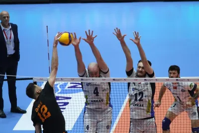 Burutay'lı Arkas Spor, Galatasaray'ı 5 sette geçebildi