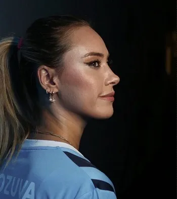 Futbol takımı formalarını voleybolcu Derya Çayırgan tanıttı