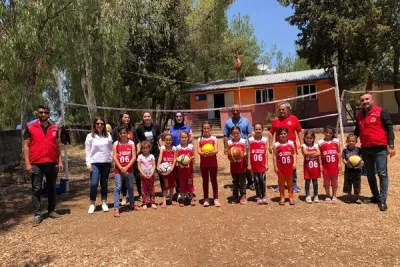 İki direk, bir file etrafında sevgi çemberi