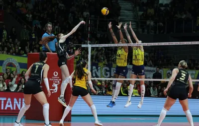 5 Setlik Derbide VakıfBank Fenerbahçe'yi 3-2 Yendi