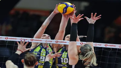 Fenerbahçe VakıfBank'ı 3-2 yendi seriyi 5. maça taşıdı