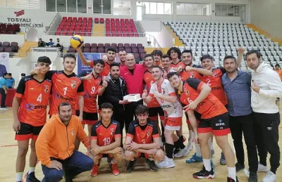 Erzin'in Genç Efeler'i hocalarına doğum gününde galibiyet hediye etti