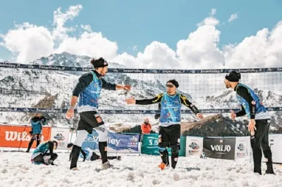 Prato Nevoso'daki Kar Voleybolu Şenliği İlgi Çekti