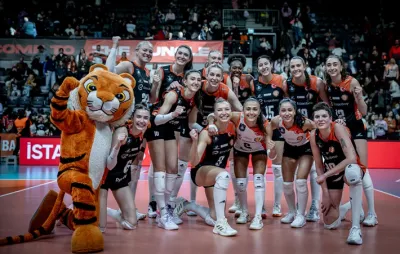 İlk 2 seti farklı kazanan Eczacıbaşı 3 puanı zor kazandı