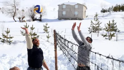 VİDEO HABER:  Bu köyde 30 yıldır kar voleybol oynanıyor