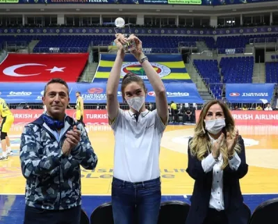 Naz Aydemir Akyol'a Başkan Ali Koç'tan Plaket