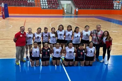 Olimpia'lı minikler, ablaları ile başa baş mücadele etti