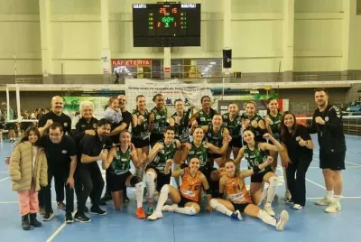Sakarya Voleybol ilk seti kaybetti maçı kazandı zirveyi bırakmadı